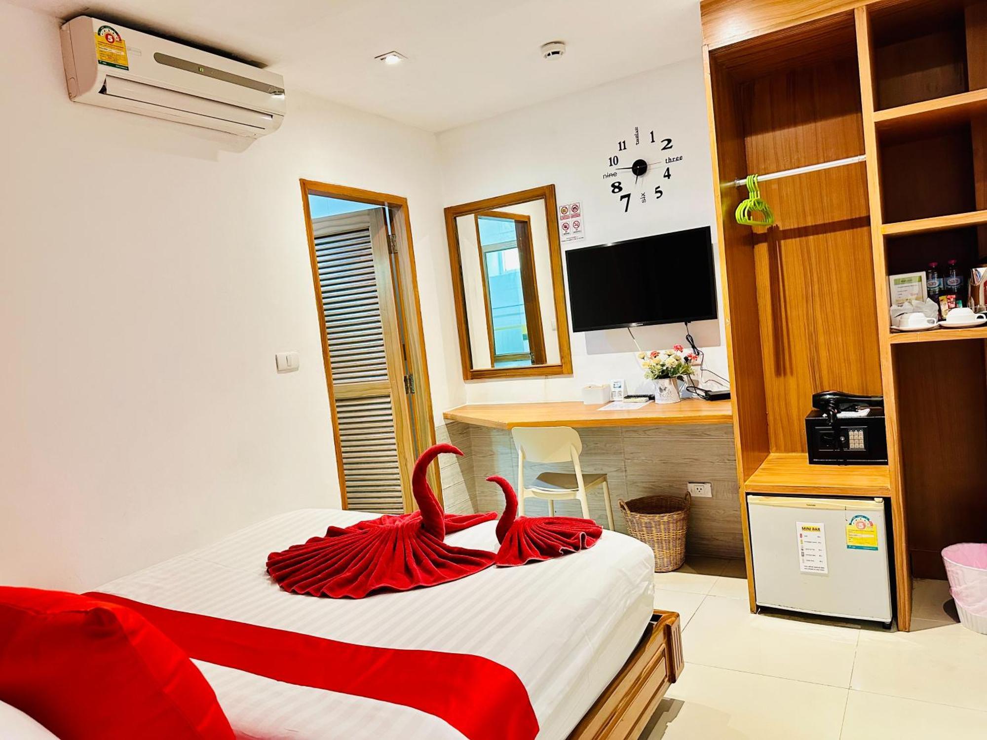 Pj Patong Resortel Exterior photo